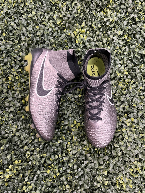 Nike Magista