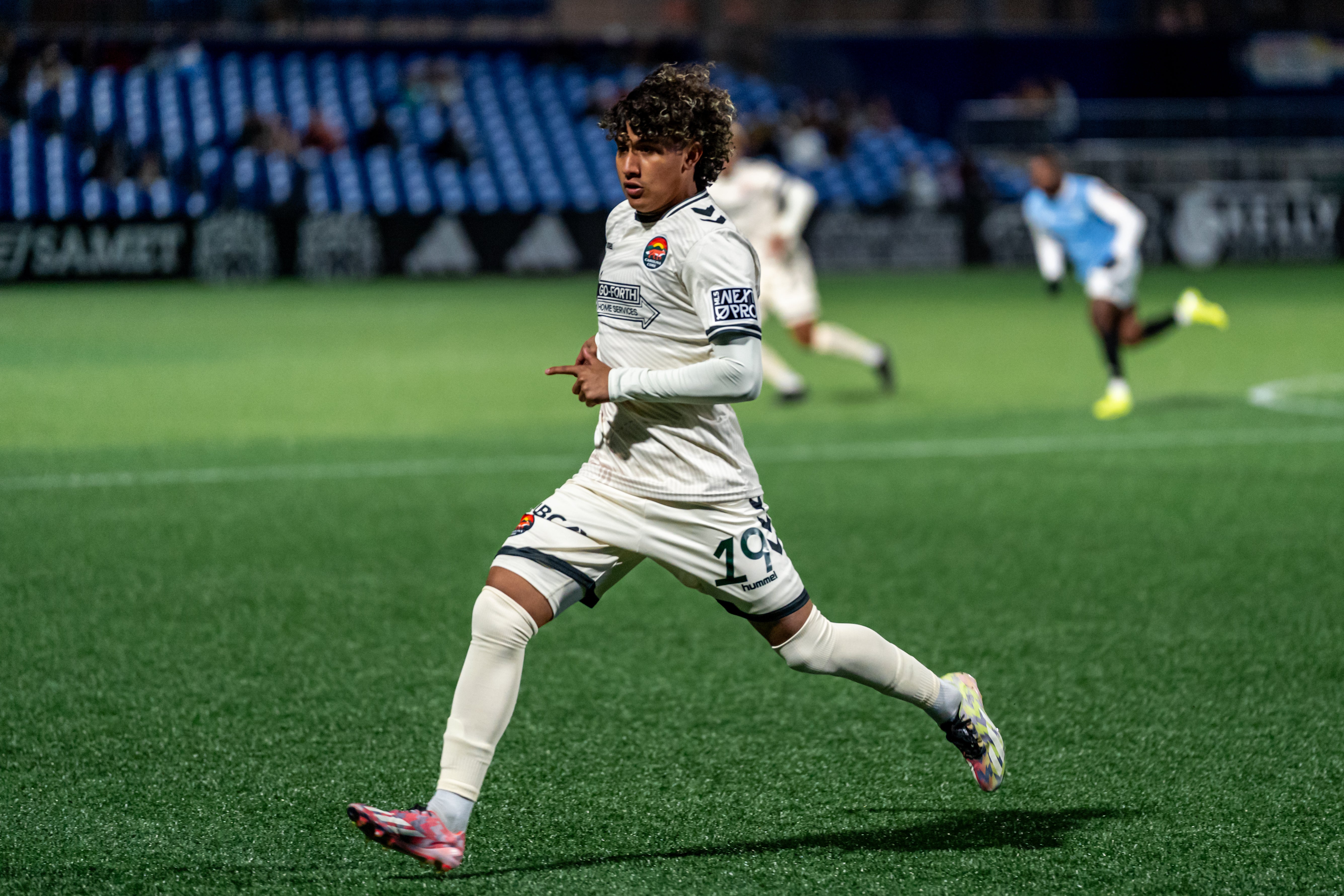 Mateo Sarmiento running during a professional match